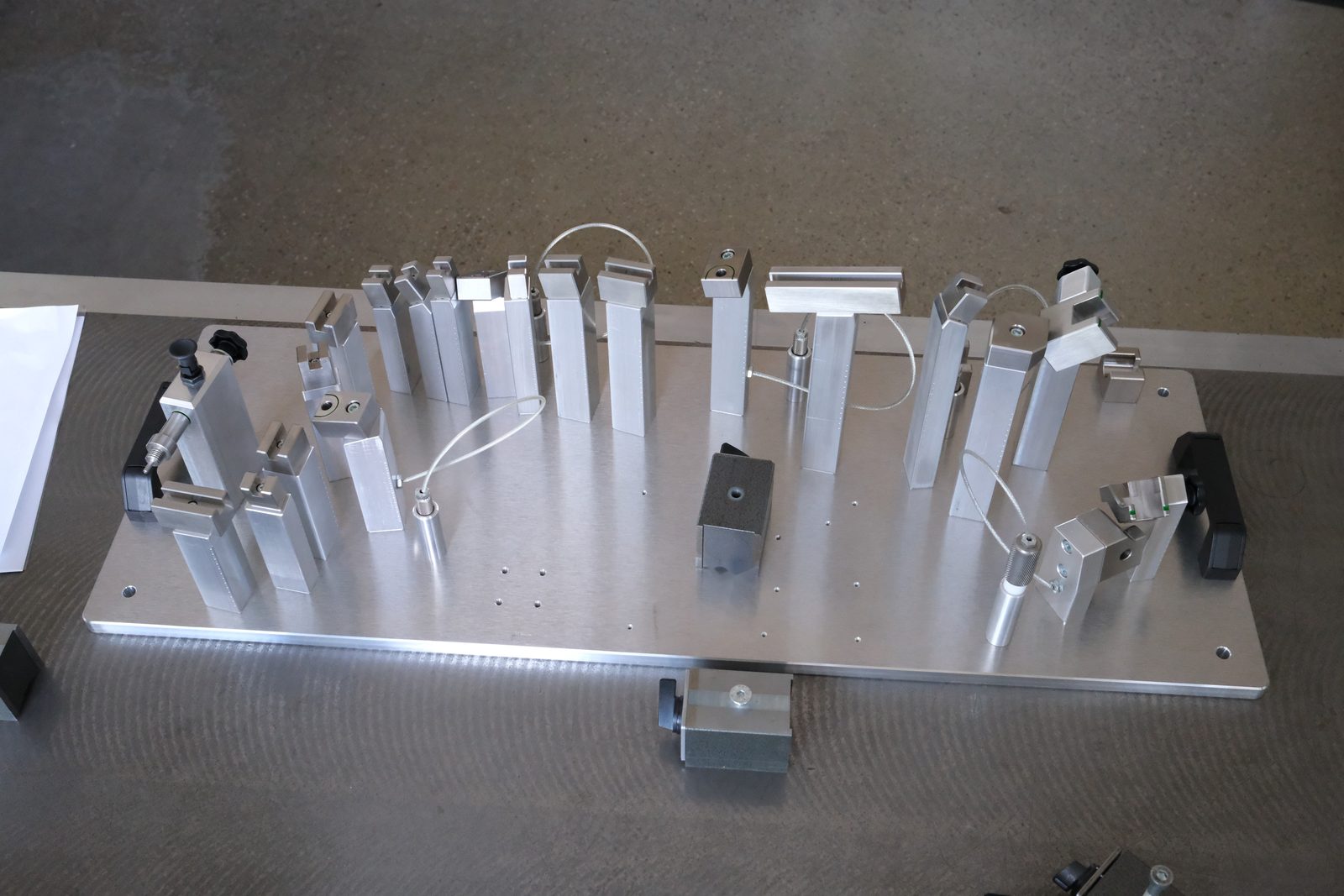 Gefertigte Konturenlehre aus Aluminium mit Aufnahmen, Anschlägen, Schnellspannern und Prüfstiften an Fangkordeln, CAD-IS Karben