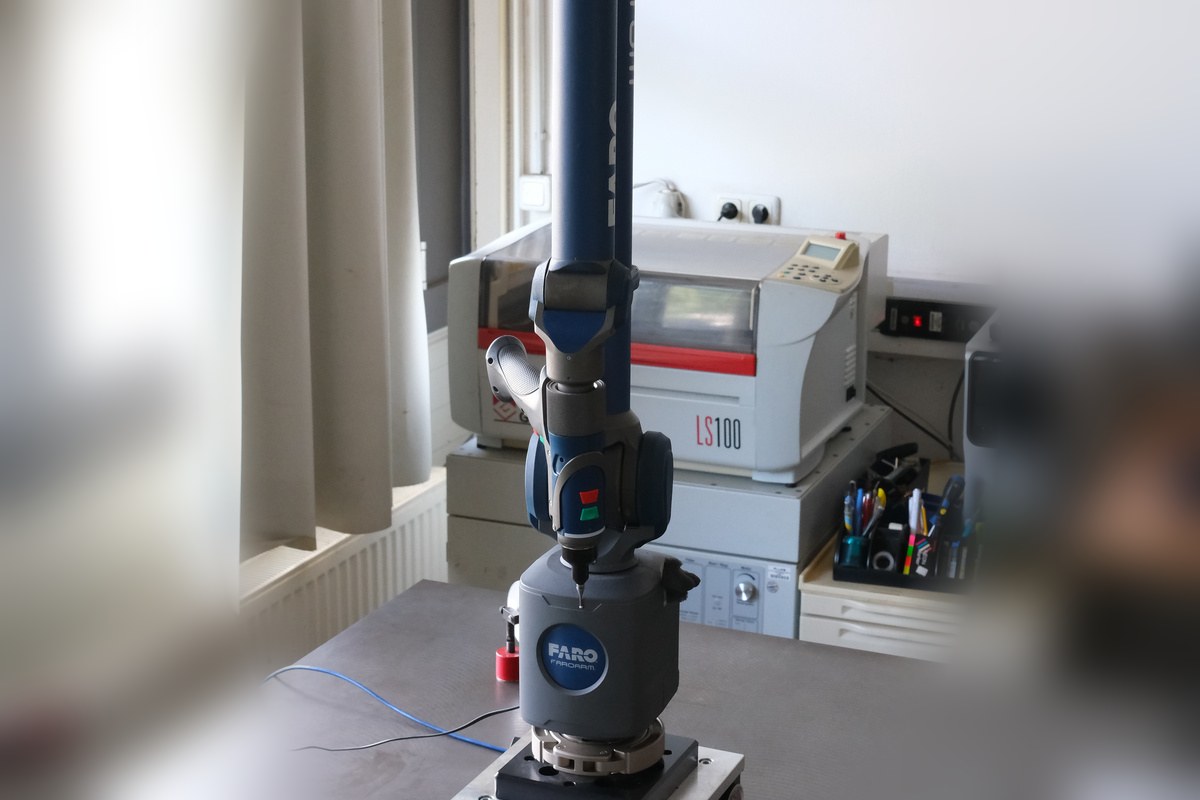 Portable 7-axis FARO measuring arm on the inspection table, 3D scanning for reverse engineering at CAD-IS