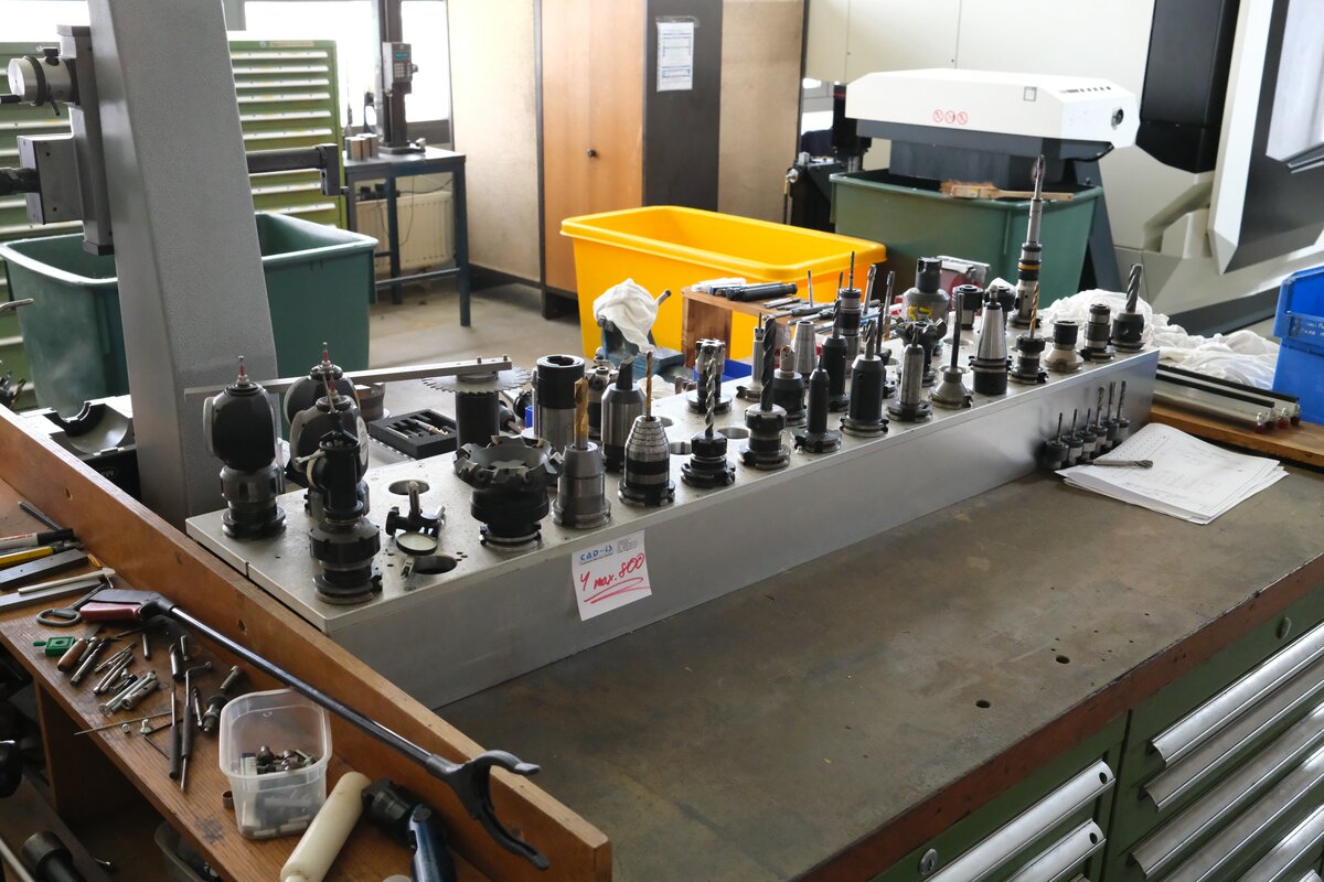 Tools and tool holders for CNC machining in the CAD-IS workshop, Germany